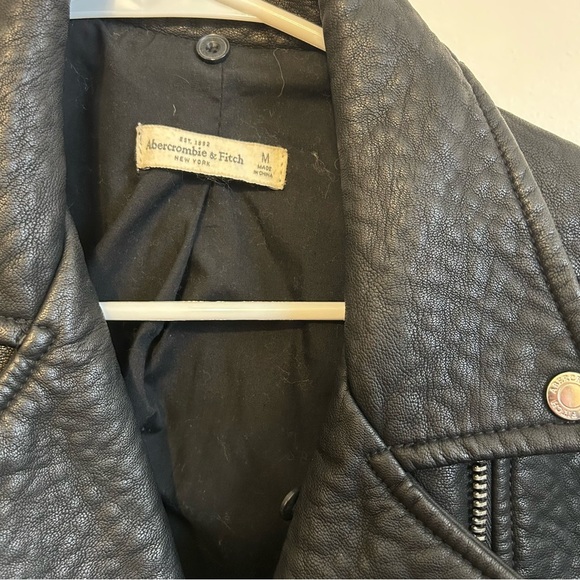 Abercrombie & Fitch • Cropped Fittes Vegan Leather Biker Jacket - Picture 2 of 6